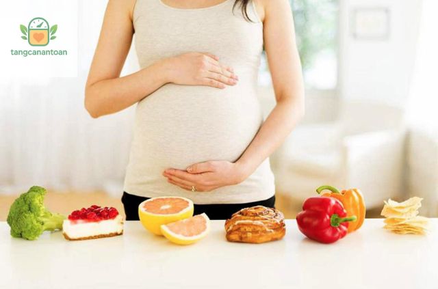 Chế độ dinh dưỡng đóng vai trò quan trọng hàng đầu trong việc tăng cân cho thai nhi