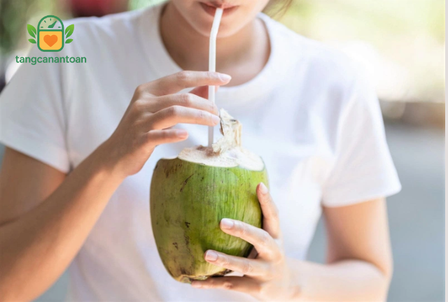 Uống nước dừa đem lại nhiều lợi ích tốt